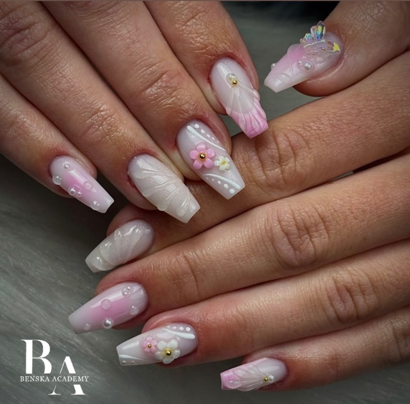 Décor 3D rose pastel avec fleurs — Benska Academy